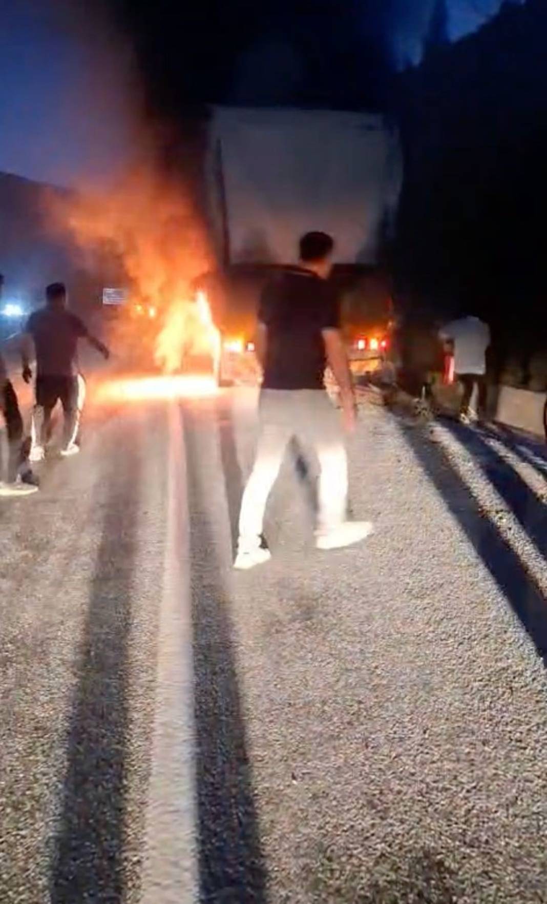 Konya-Antalya yolunda kamyon yandı! 1